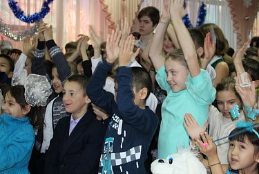 Депутаты привозят подарки